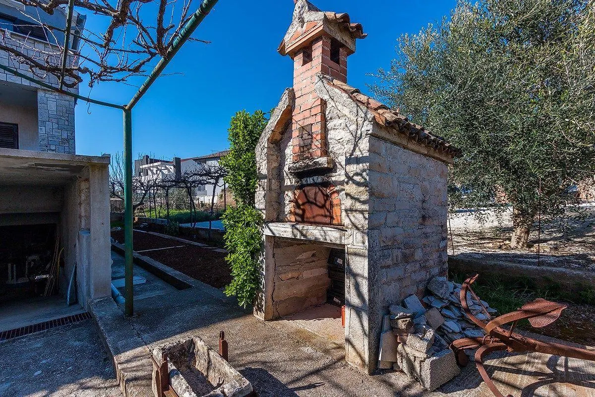 Apartment Grabro Pula 0*,