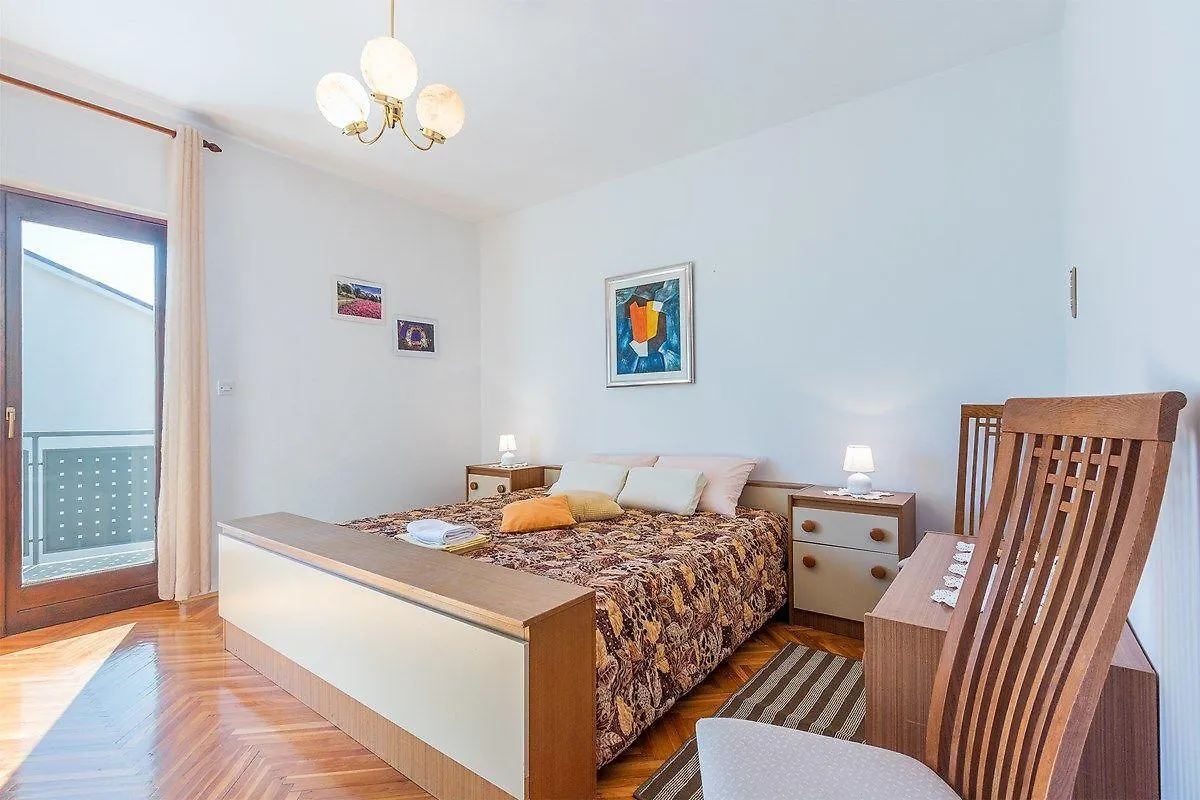بولا Apartment Grabro 0*,